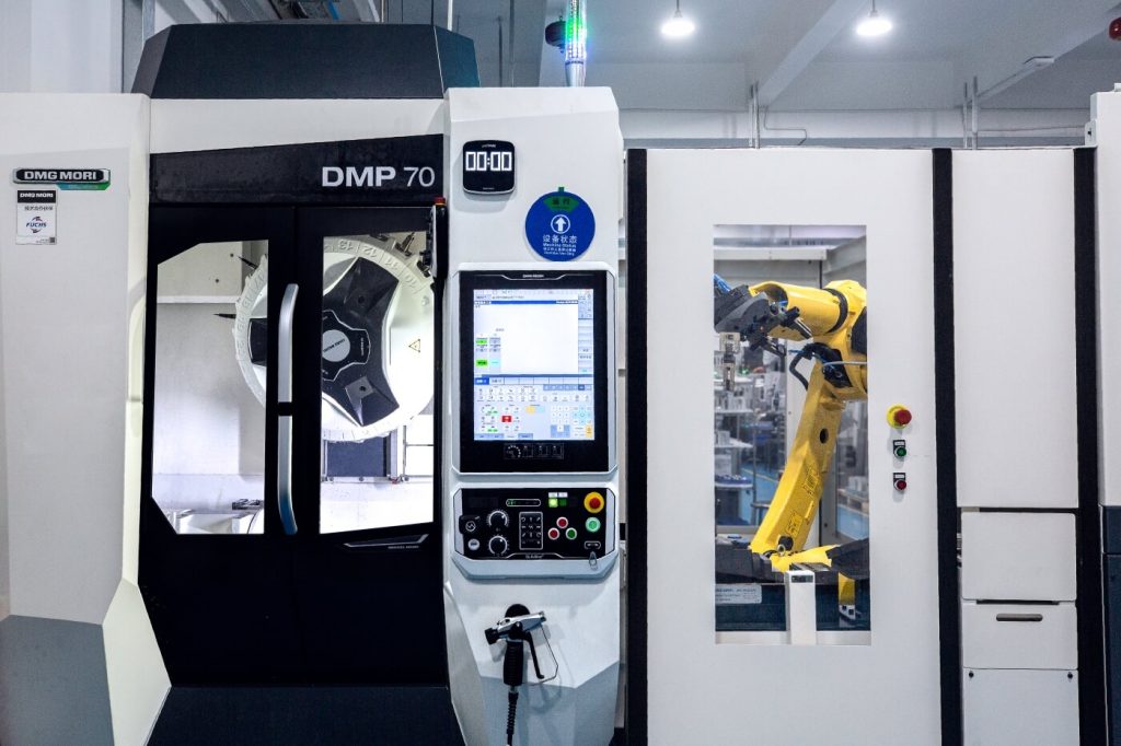 Cobot and CNC machine working together in a digital manufacturing setting